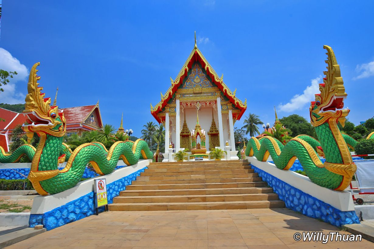 Пхукет корона. Phuket Karon храм. Храм Суван Кхири кет Пхукет. Храм короля рамы 10 на Пхукете. Карон Пхукет Золотая змея.