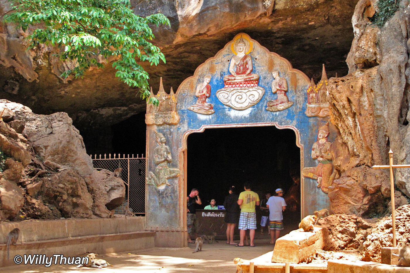 wat suwan khuha gate