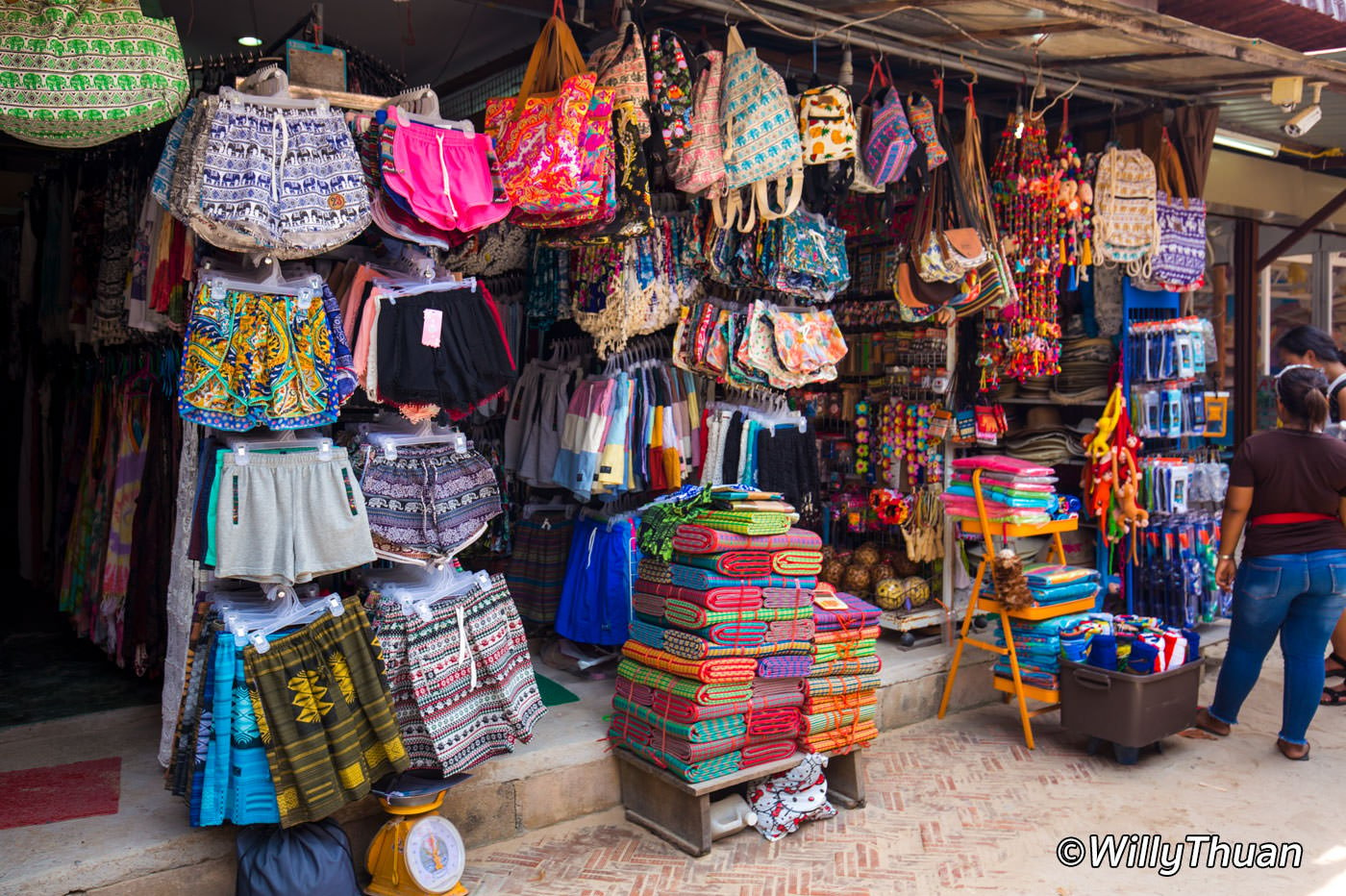 Shoppping on Railay Beach in Krabui