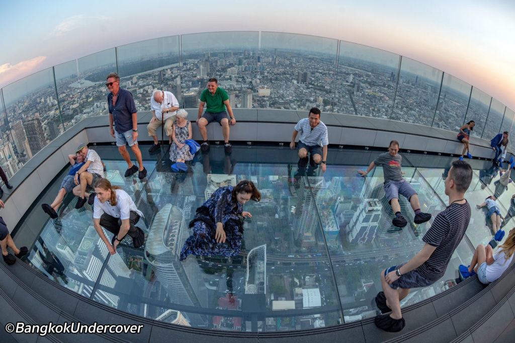 mahanakorn skywalk glass floor