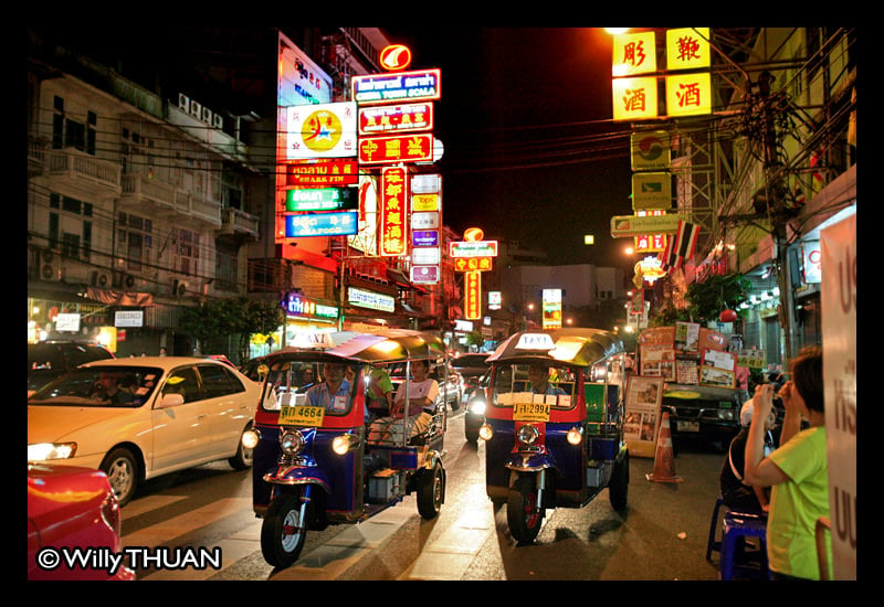 Кварталы бангкока. Yaowarat Road, Bangkok. Бангкок колорит. Bangkok Travel. Яоварат Бангкок фото.