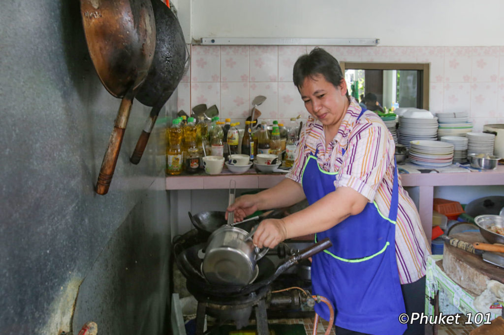 Khun Jin doesn't need fancy equipment