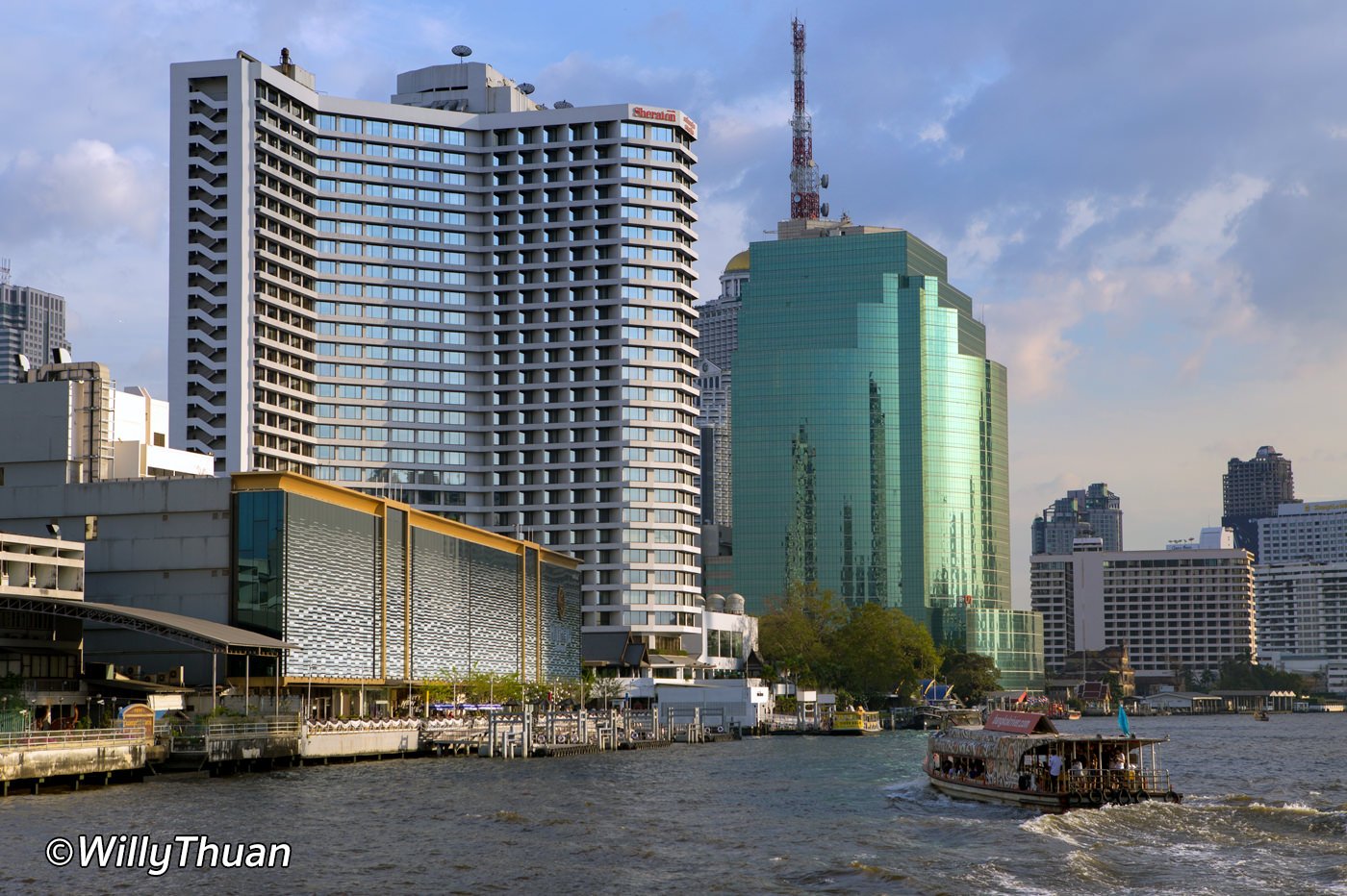 The departure pier at River City, next to the Sheraton