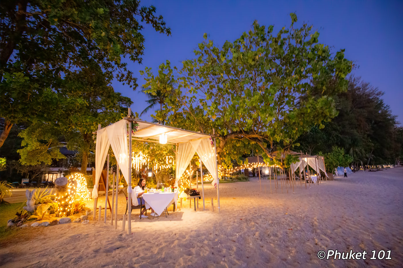 thavorn-beach-village-romantic-dinner-2