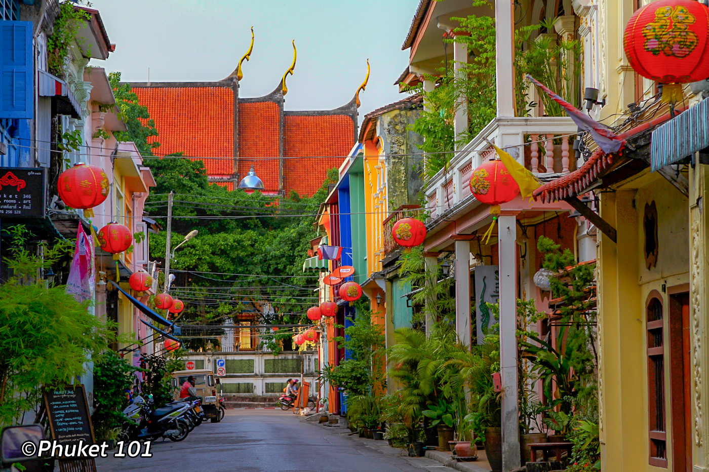 Phuket town. Soi Romanee Phuket. Пхукет Сити. Храм Джу туй Пхукет. Улицы soi Romani и Thalang Road.