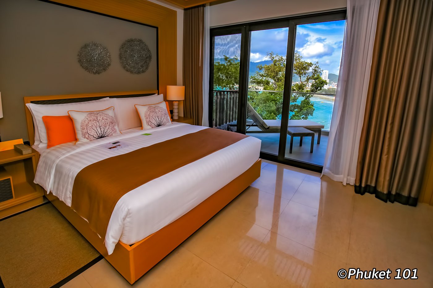 The bedroom with balcony and sea view in Club Suite 