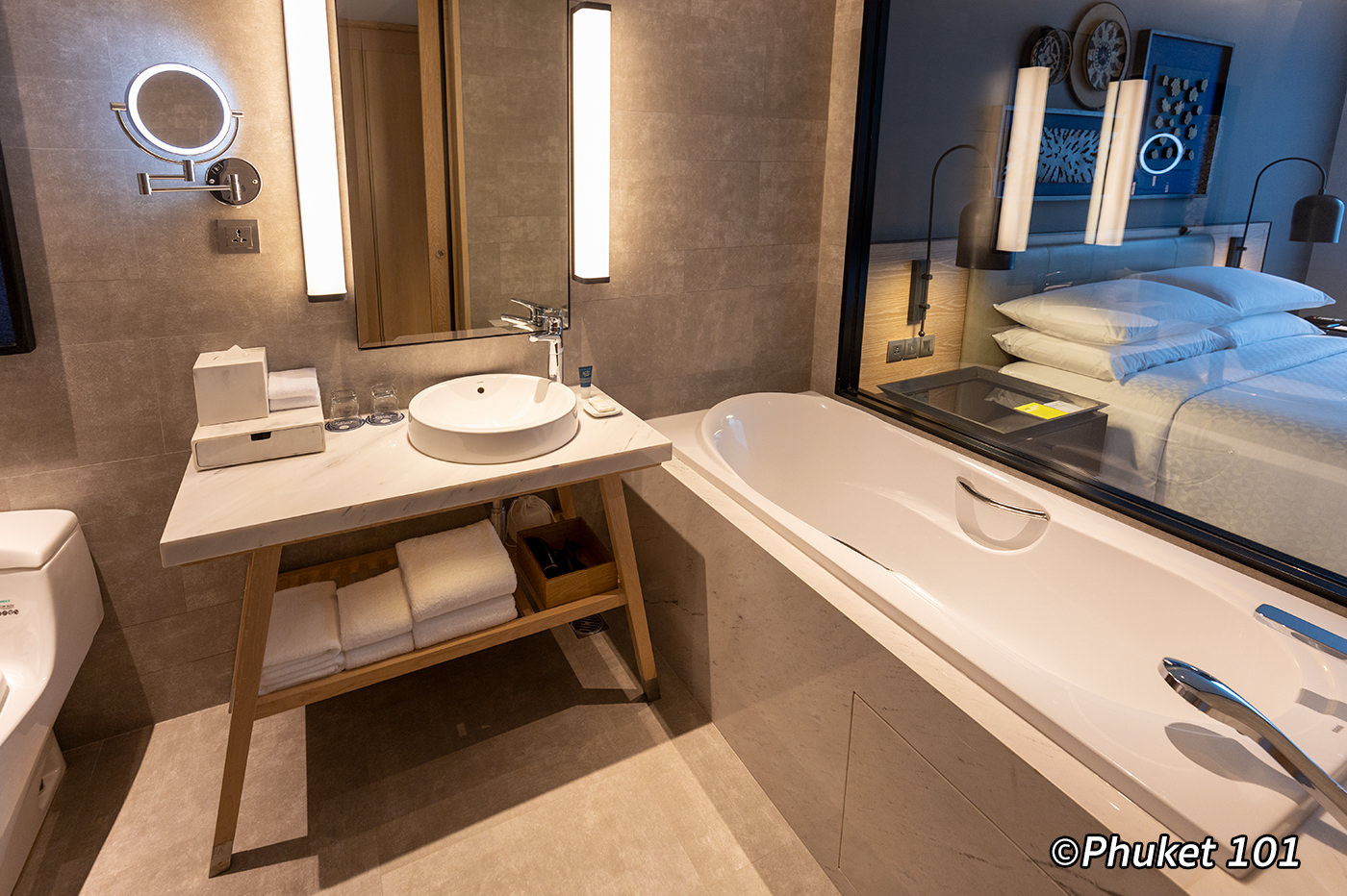 Large bath tub in the Pool Access Room bathroom