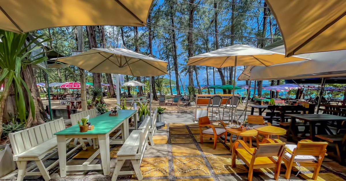 Sea Oak Cafe is a excellent and affordable restaurant near the beach of Nai Harn, serving healthy food and drinks.