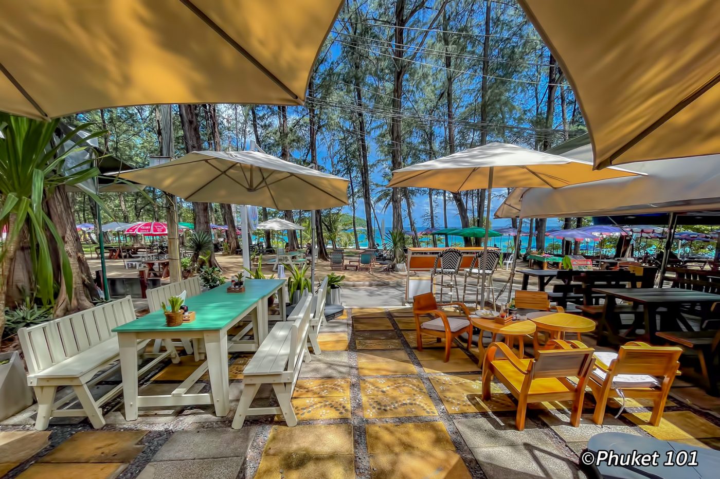 Sea Oak Cafe is a excellent and affordable restaurant near the beach of Nai Harn, serving healthy food and drinks.