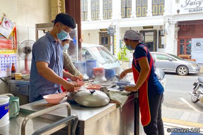 Restaurant de soupe aux nouilles O Cha Rot dans la ville de Phuket