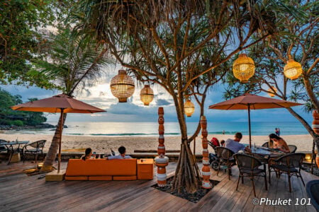 Terraza Tann Phuket en la playa de Karon