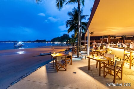 Carpe Diem Beach Club en la playa de Bang Tao, Phuket, Tailandia