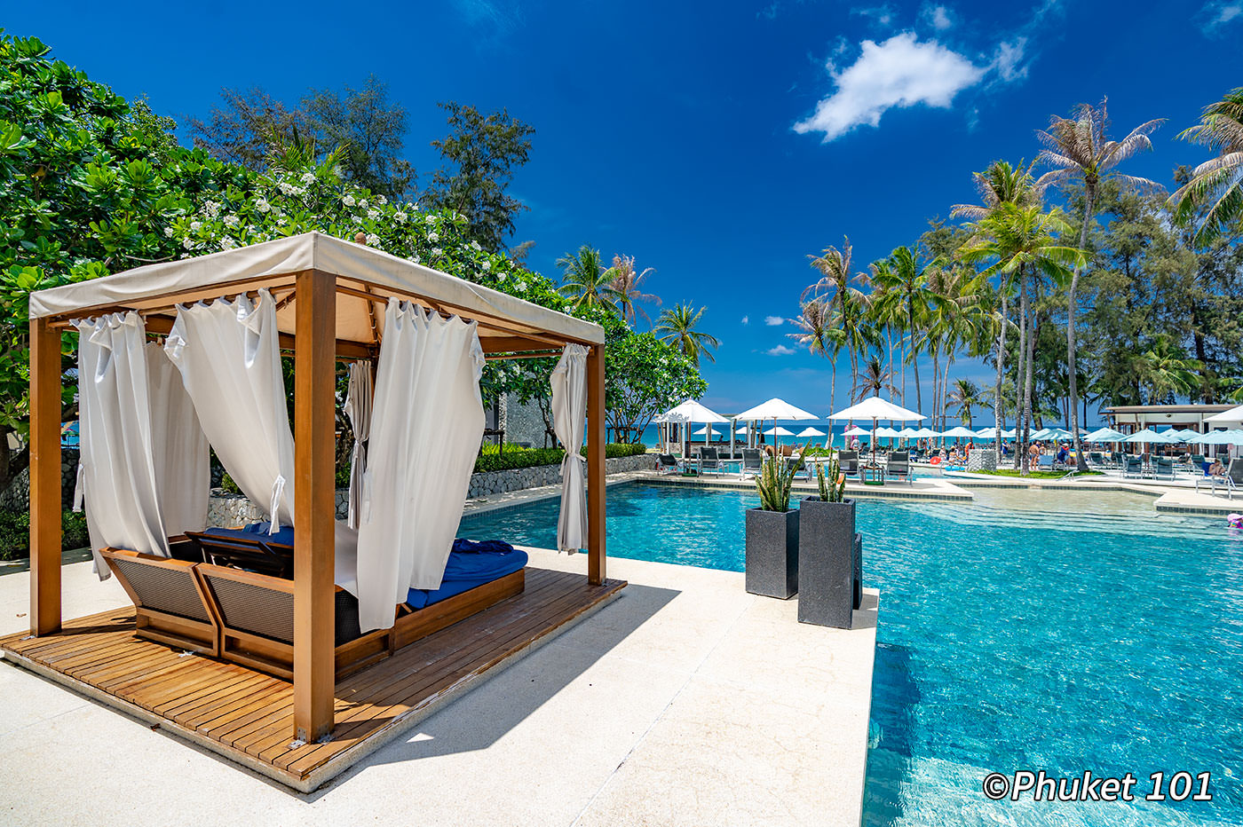 The upper swimming pool with beautiful day beds in salas