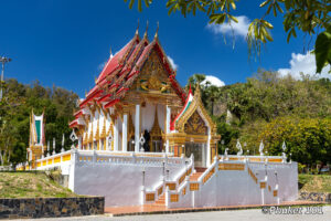 Wat Nai Harn ist ein farbenfroher buddhistischer Tempel zwischen See und Strand
