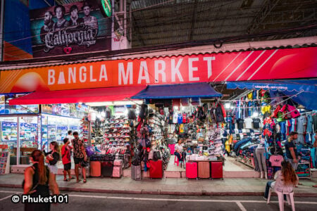 Mercado nocturno y bazar bengalí en la playa de Patong