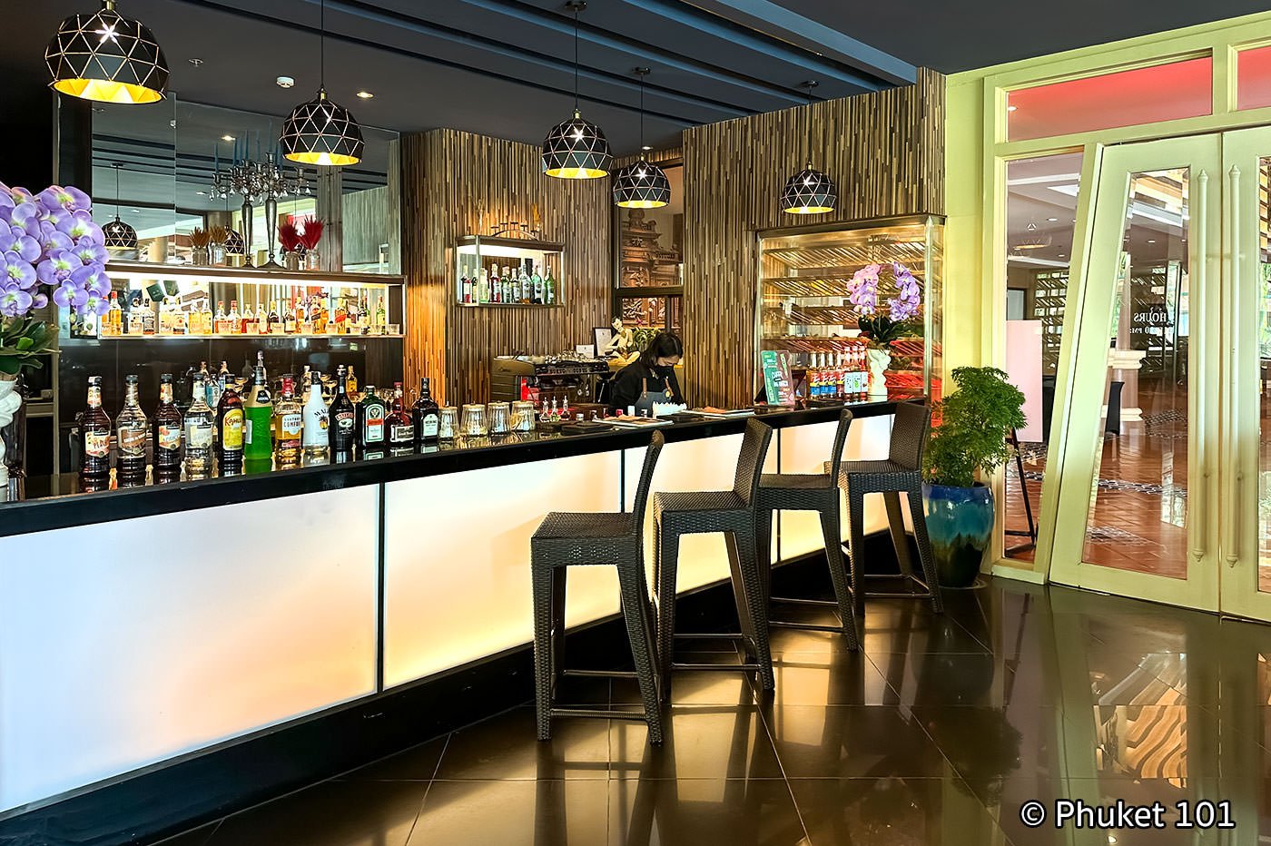 novotel vintage park phuket cbar