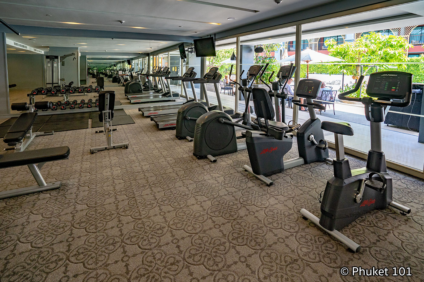 Fitness room facing the pool