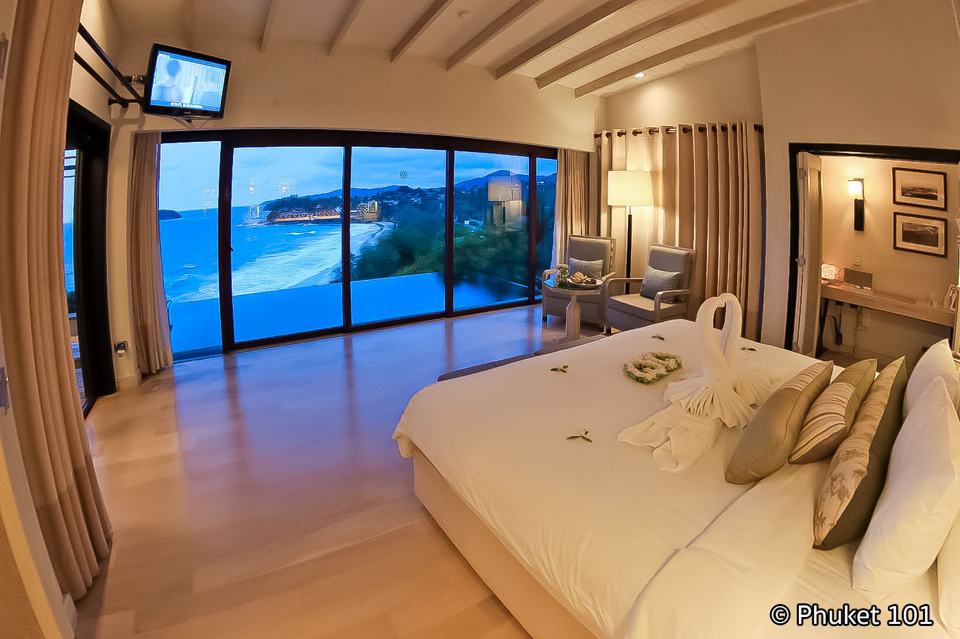 The pool villa with view of Kata Noi Beach at dusk