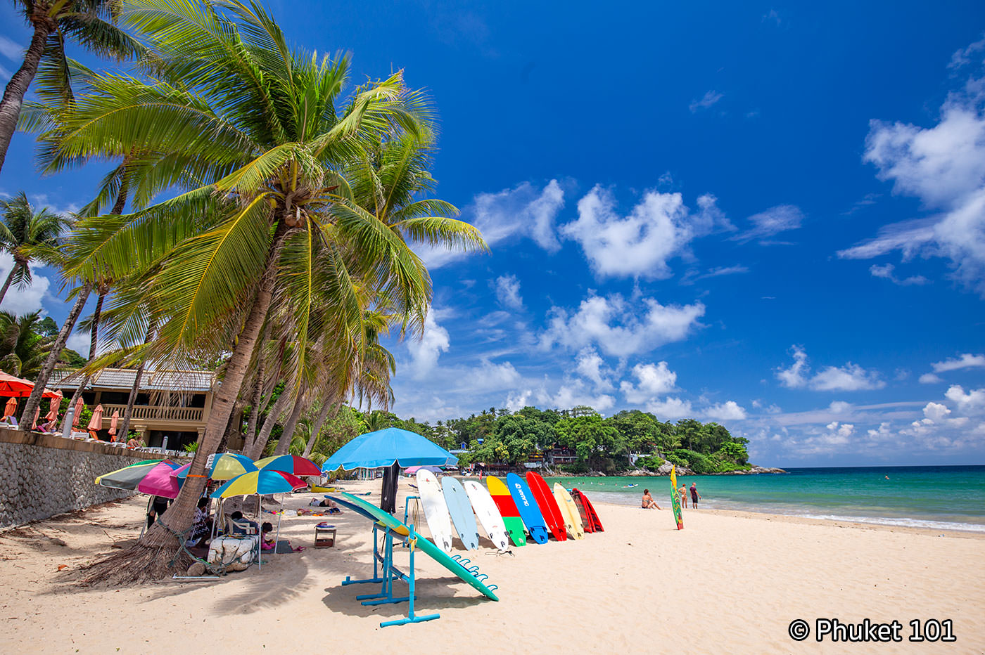 Surfeando en la playa de Kata