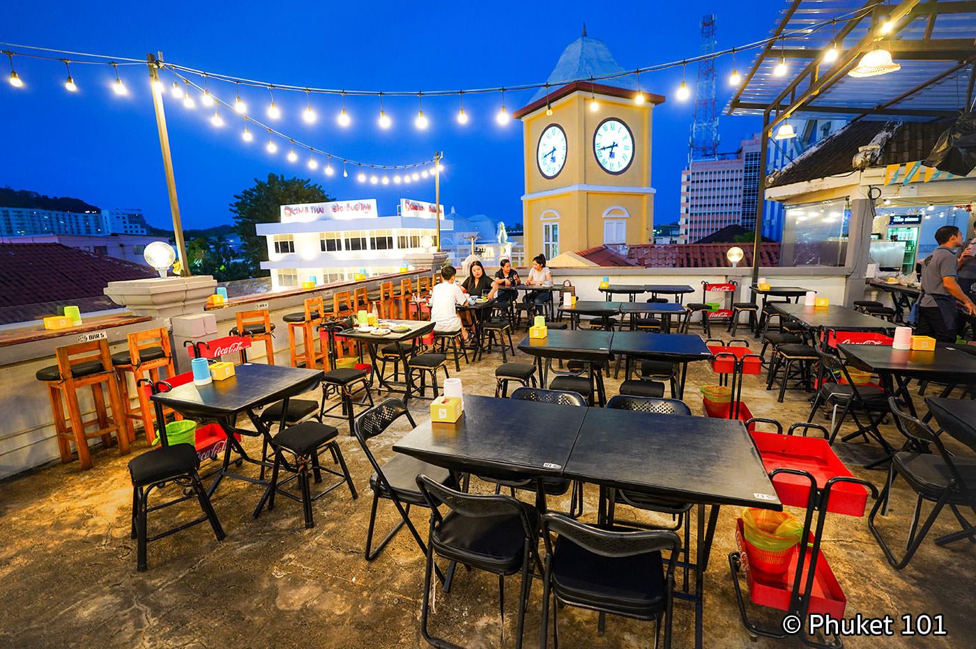 Cue Bar Rooftop Bar and restaurant in Phuket Town