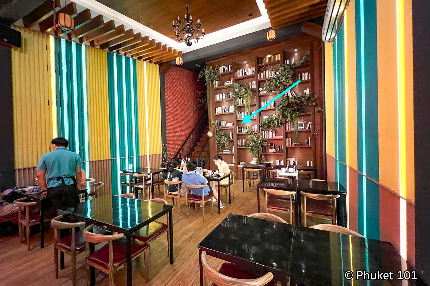 Laoteng Bar on Yaowarat Road in Bangkok Chinatown