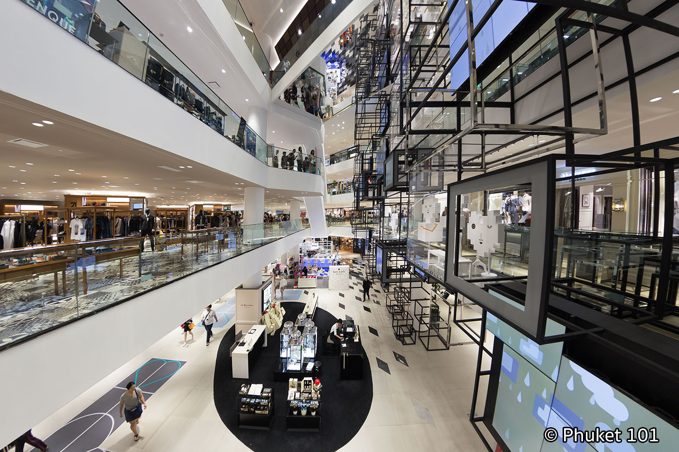 Siam Discovery Shopping Mall in Bangkok