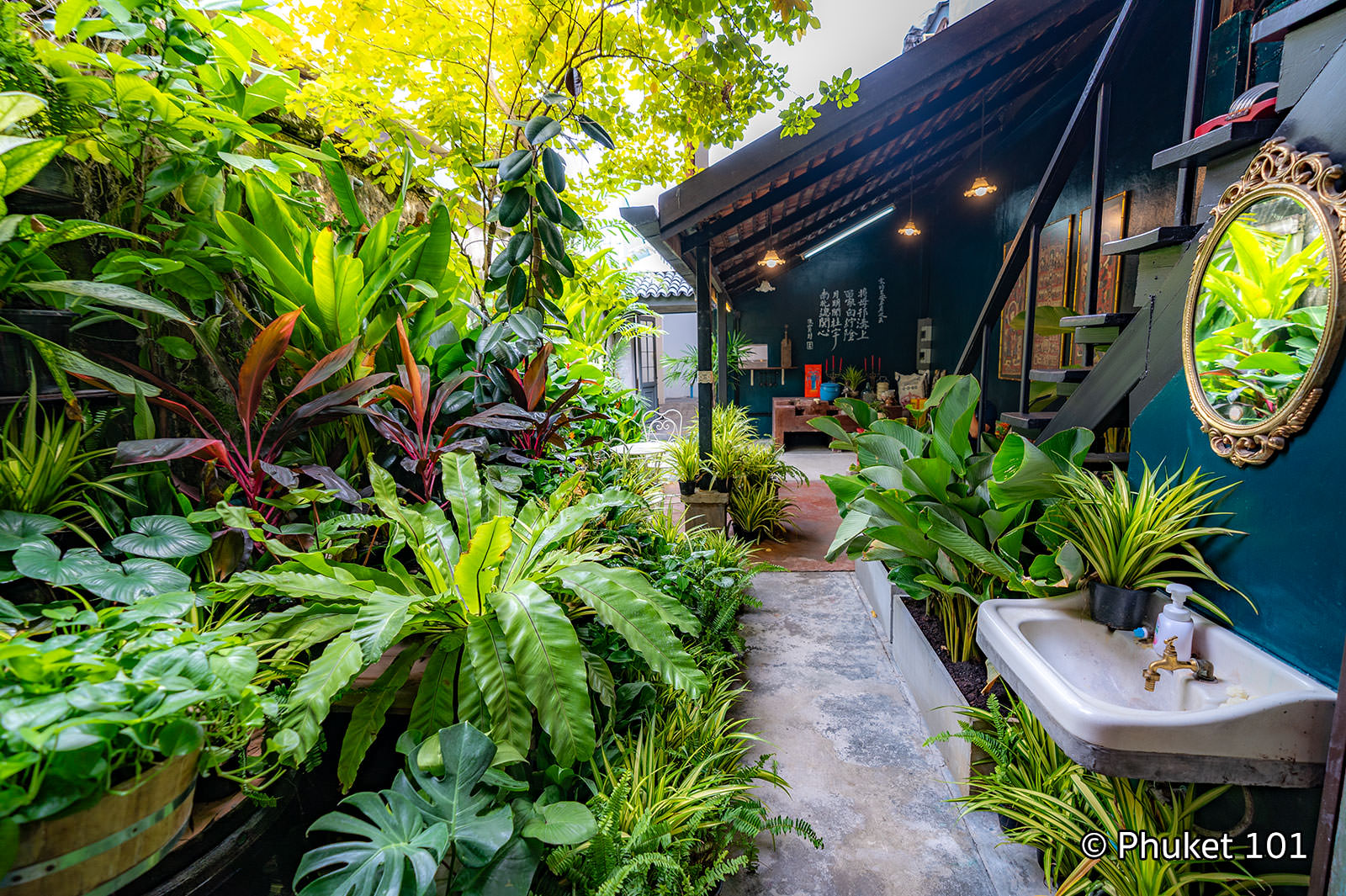 Toh Daeng Phuket Town 15