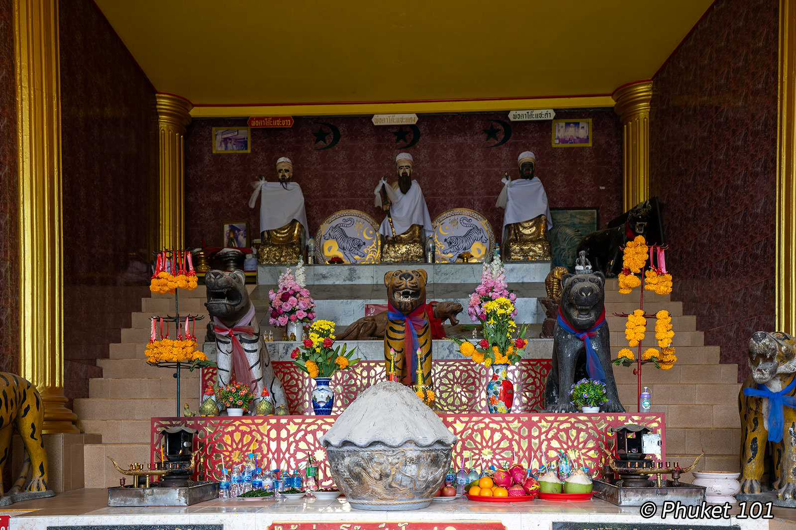 Pho Ta Toh Sae Shrine in Phuket Town