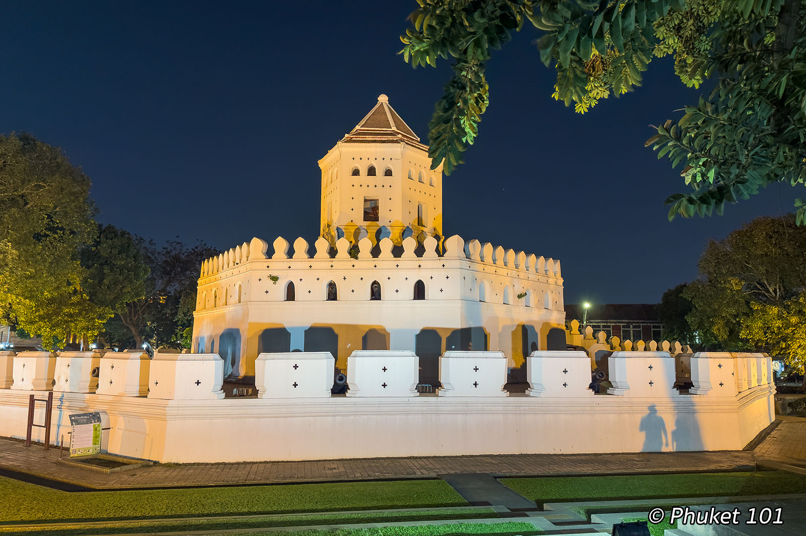 Phra Sumen Fort on Phra Athit Road