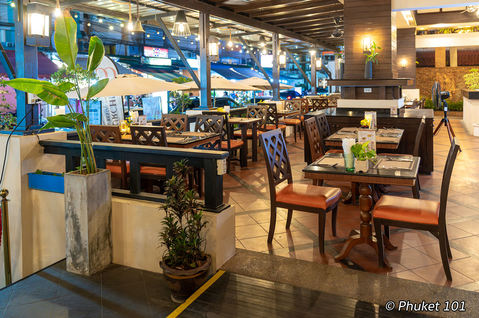 Churchill Bar and Restaurant in Karon Beach
