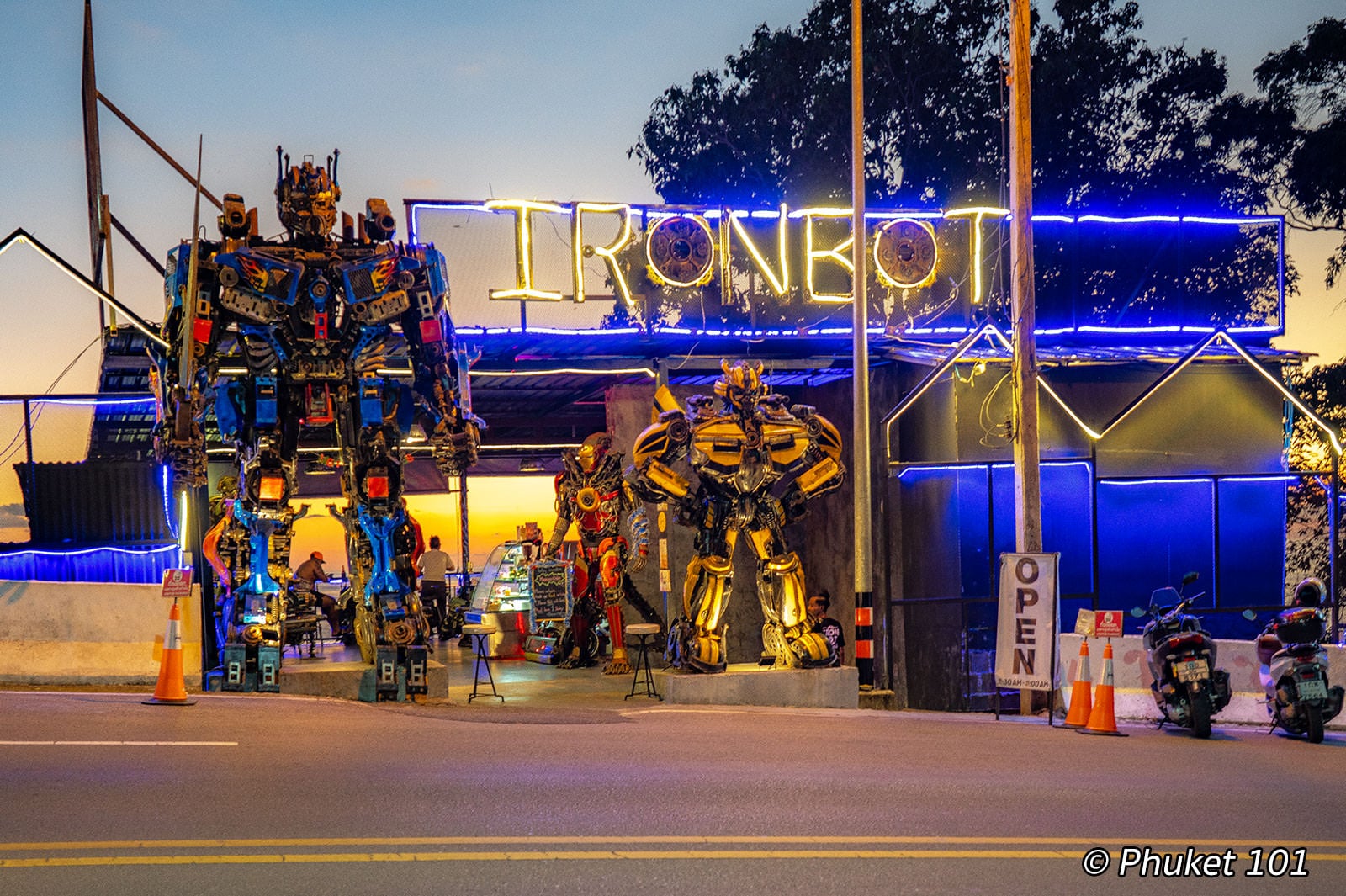 IRON BOT Cafe & Bar Phuket