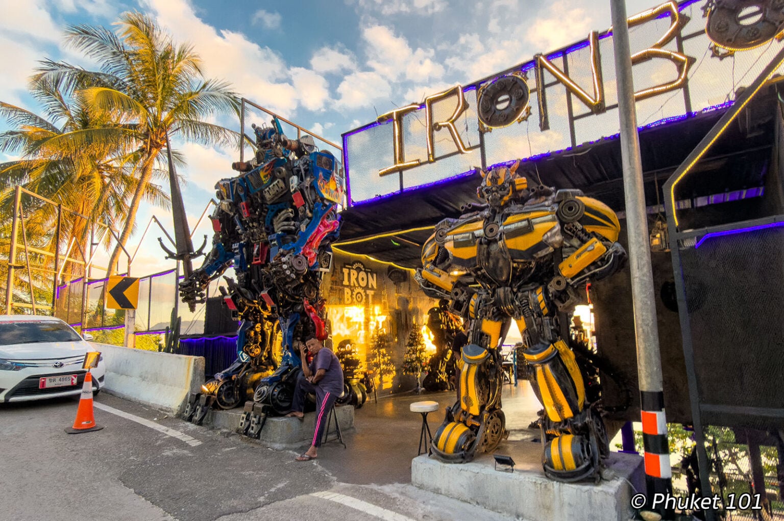 IRON BOT Cafe & Bar Phuket