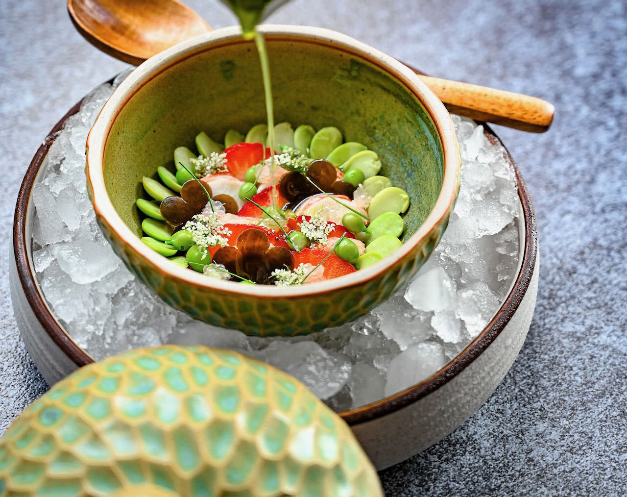 푸껫의 바닷가에 있는 라롬