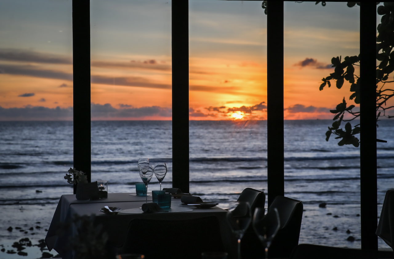 푸껫의 바닷가에 있는 라롬