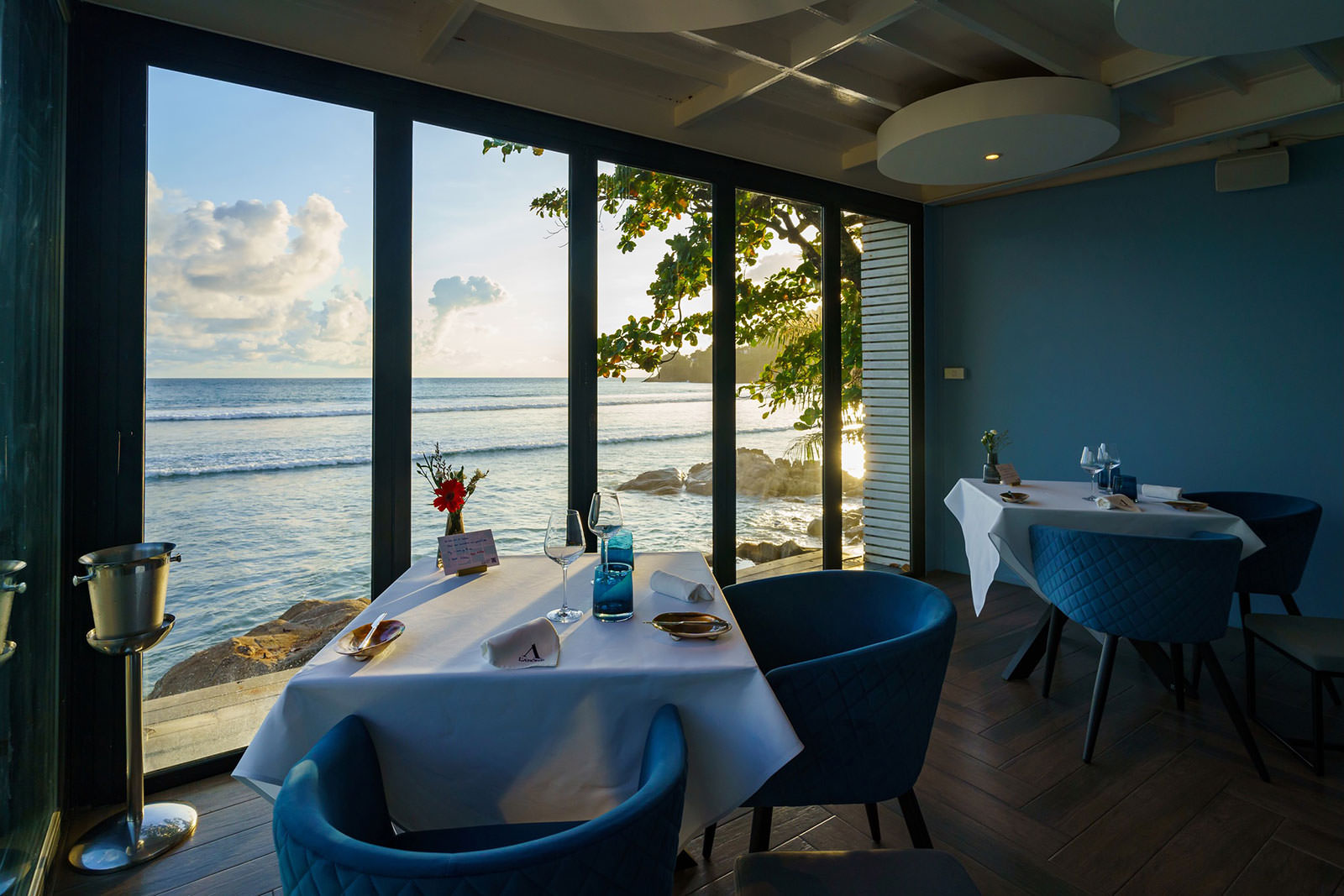 푸켓의 바다 옆 라롬