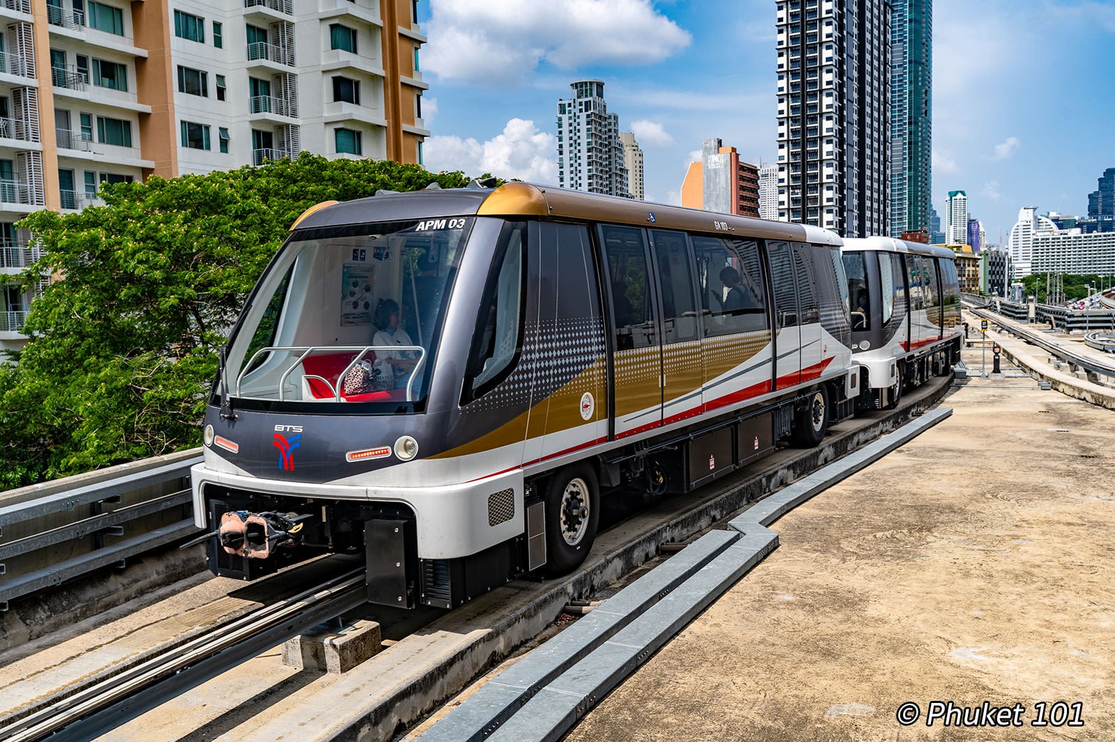 IconSiam Gold Line