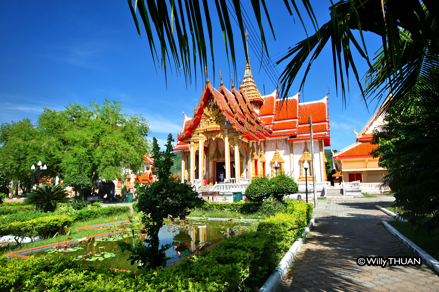 Chalong phuket. Храм ват Чалонг. Храм ват Чалонг Пхукет Будда. Пхукет район Чалонг. Храм ват Чалонг вид сверху.